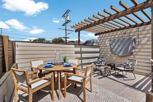 Detail Gallery Image 2 of 29 For 107 Clubhouse Ave, Venice,  CA 90291 - 2 Beds | 1 Baths