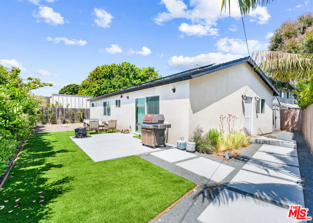 326 Hamilton Street, Costa Mesa CA: https://media.crmls.org/mediaz/2065ec83-f5c9-4376-ad36-e9bb4469d6ec.jpg
