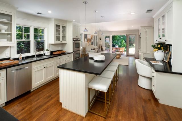 555 Hermosa Way, Menlo Park CA: https://media.crmls.org/mediaz/20662594-eb80-4ba9-9740-767eddb8fd73.jpg