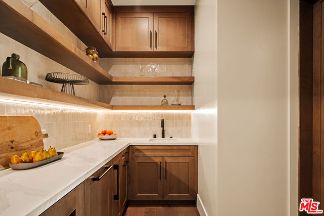 26719 Mulholland Highway, Calabasas CA: https://media.crmls.org/mediaz/20675e6a-29f6-4dc2-bb2e-3b74ac79ee72.jpg