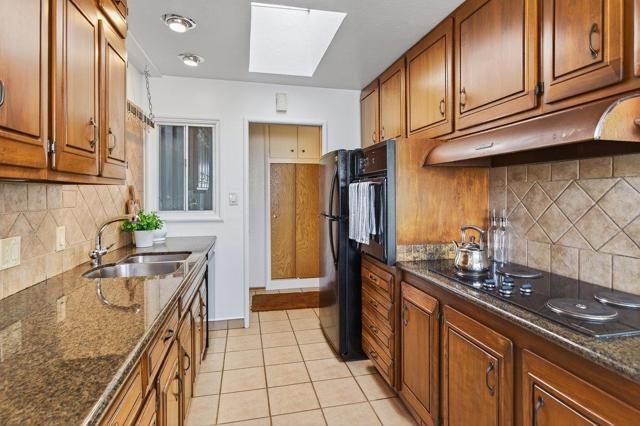 725 Palm Avenue, South San Francisco CA: https://media.crmls.org/mediaz/2068bcca-2555-4616-a051-0e826e610509.jpg