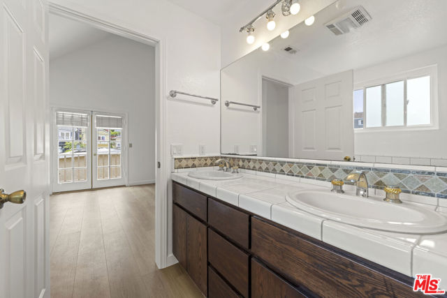1711 Goodman Avenue, Redondo Beach CA: https://media.crmls.org/mediaz/2069a27e-f594-4698-bbe9-766fe5cc4142.jpg