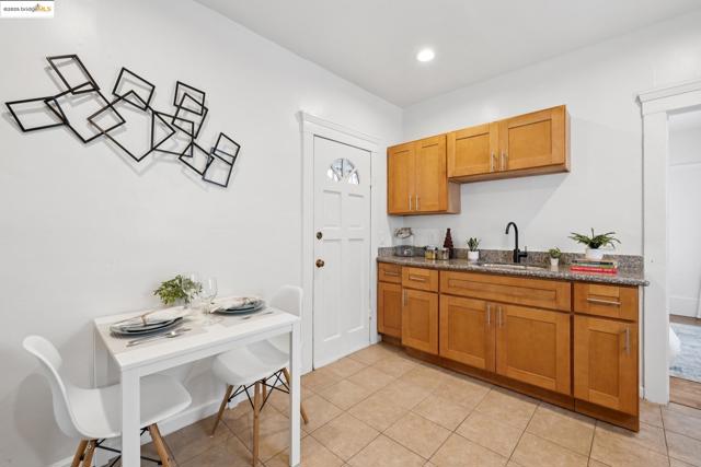 747 St, Oakland CA: https://media.crmls.org/mediaz/206a13b0-d705-41bc-9651-206553abe2c4.jpg