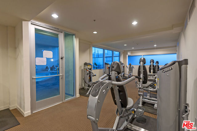 267 S San Pedro Street, Los Angeles CA: https://media.crmls.org/mediaz/206ab799-0e72-4641-b3d9-2e01f45506cf.jpg