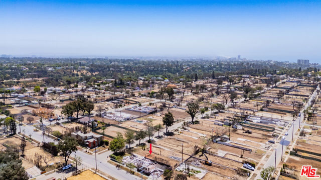 1055 Hartzell Street, Pacific Palisades CA: https://media.crmls.org/mediaz/206bb896-322f-45d0-9dc2-4ee7a714e6cc.jpg