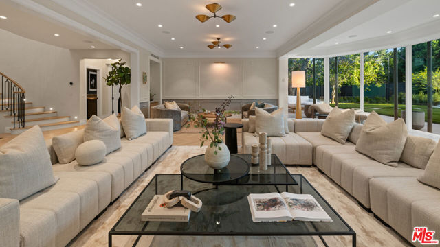 901 N Whittier Drive, Beverly Hills CA: https://media.crmls.org/mediaz/206d7792-f9b6-42b4-852a-2815b400c60c.jpg