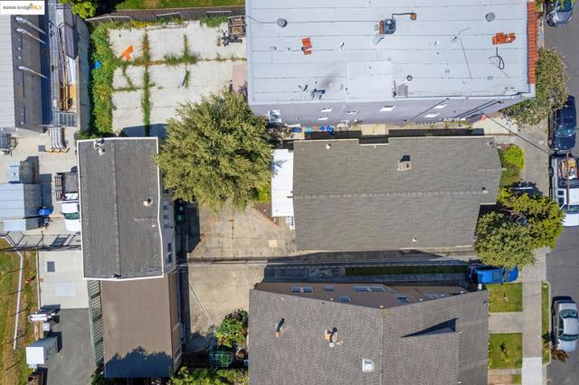 271 38Th St, Oakland CA: https://media.crmls.org/mediaz/206d9d64-6872-4046-9f21-9355857d06cc.jpg