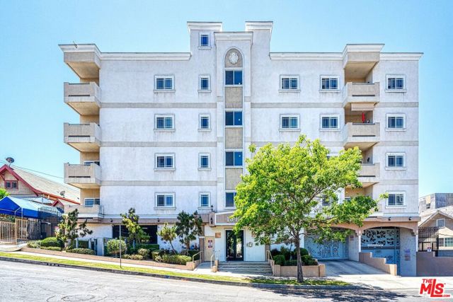 1043 S Kenmore Avenue, Los Angeles CA: https://media.crmls.org/mediaz/206e95f6-3db3-4436-8f87-67d9ba3f4204.jpg