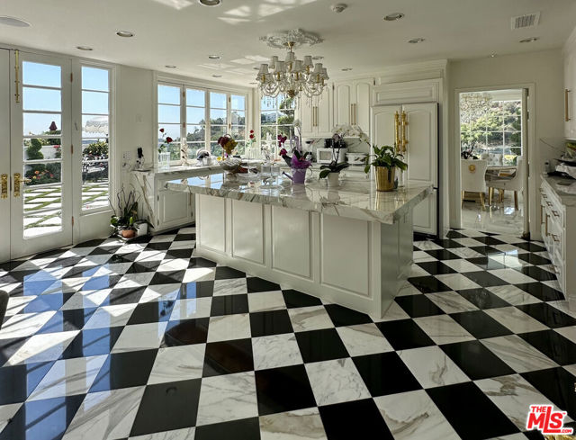 12408 Ridge Road, Los Angeles CA: https://media.crmls.org/mediaz/206efb57-8e39-4ac2-95e9-448c32dbb75e.jpg