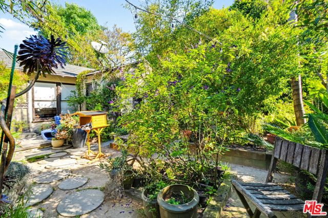 1314 Palms Boulevard, Venice CA: https://media.crmls.org/mediaz/206f5172-faf2-49bb-b95a-7f640d33f586.jpg