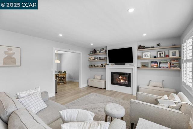120 Paraiso Dr, Danville CA: https://media.crmls.org/mediaz/206f691f-a960-4eba-bd20-d9da42b53eb8.jpg