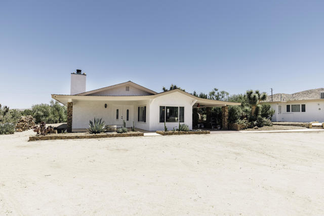 8837 Hardesty Drive Drive, Yucca Valley CA: https://media.crmls.org/mediaz/2070630f-a962-436b-b8c5-6792d5d3c573.jpg