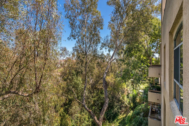 410 S Barrington Avenue, Los Angeles CA: https://media.crmls.org/mediaz/20708119-1410-443b-874e-101ffe03479c.jpg