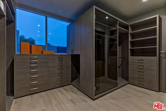 279 S Westgate Avenue, Los Angeles CA: https://media.crmls.org/mediaz/207103e5-b885-4b49-aa0d-cae8051c2d74.jpg