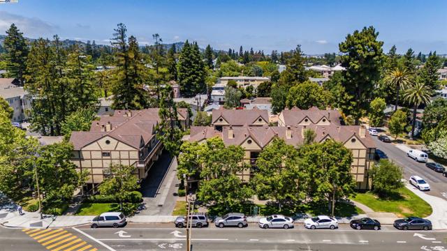 1116 Brewster Ave, Redwood City CA: https://media.crmls.org/mediaz/2071102a-7ee1-4c27-800e-23a92baaf979.jpg