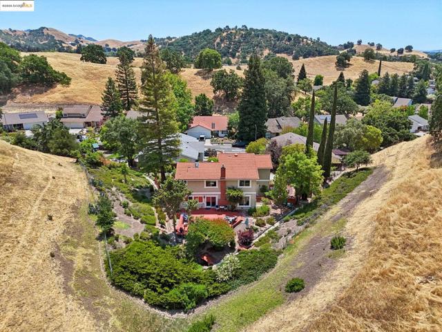 2353 Benham Ct, Walnut Creek CA: https://media.crmls.org/mediaz/2071a6a7-a4ee-48a1-b867-2aa60ba64521.jpg