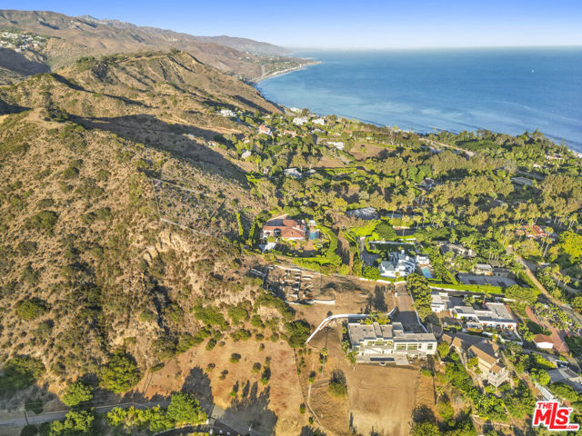 27061 Sea Vista Drive, Malibu CA: https://media.crmls.org/mediaz/207266c6-a8a5-4b19-b8fc-55bd2a08ddd1.jpg