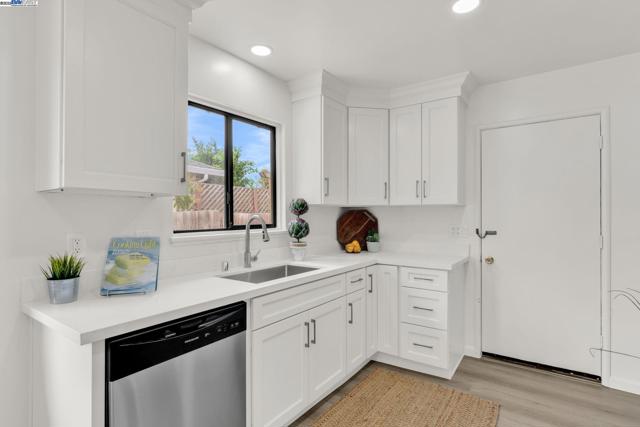 471 Rose St, Livermore CA: https://media.crmls.org/mediaz/2072be40-959c-4d7d-8ece-1f01396c95da.jpg