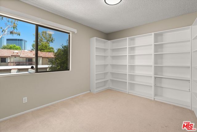 5720 Owensmouth Avenue, Woodland Hills CA: https://media.crmls.org/mediaz/2073c00a-1bbc-4c01-afa7-af5bf9ebec6d.jpg