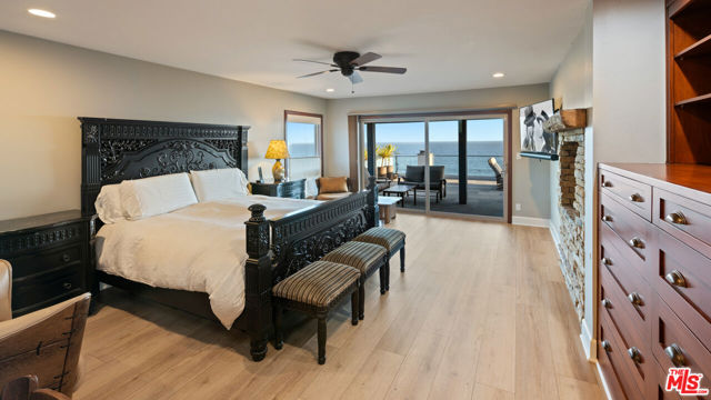 18074 Coastline Drive, Malibu CA: https://media.crmls.org/mediaz/20748673-85e2-45e7-a4e1-8d372c005e5d.jpg