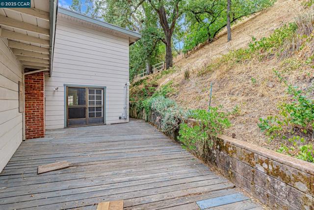 2435 Lunada Ln, Alamo CA: https://media.crmls.org/mediaz/20751205-f1e1-4c0c-9a7f-7f7b1836ca6c.jpg