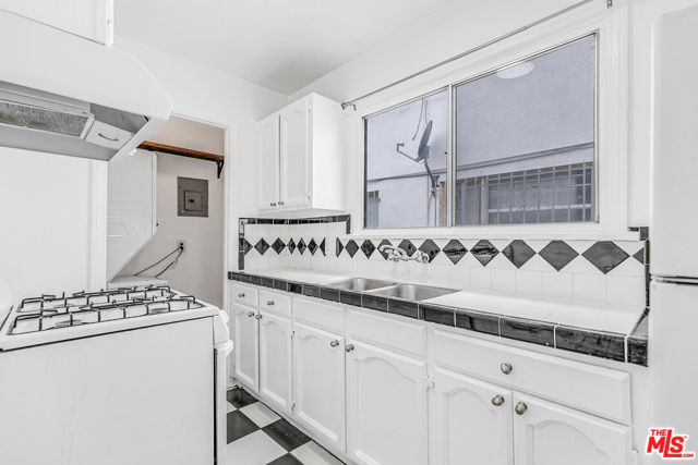 5918 3/4 Willoughby Avenue, Los Angeles CA: https://media.crmls.org/mediaz/20759c09-4c4b-47b1-b6aa-e18b23b204d2.jpg