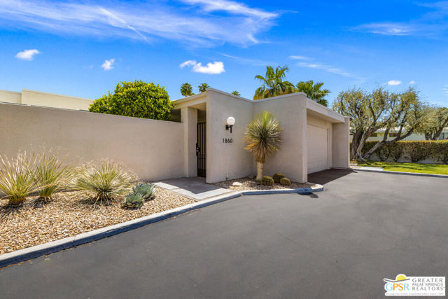 1860 Via Isla, Palm Springs CA: https://media.crmls.org/mediaz/2075b1c5-812d-4bd7-bde9-202e505bb7db.jpg