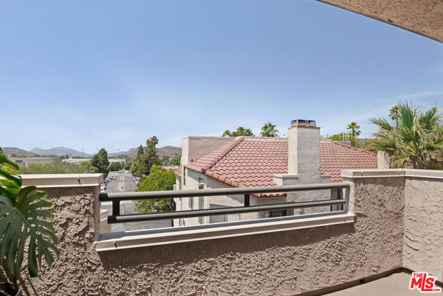 221 McAfee Court, Thousand Oaks CA: https://media.crmls.org/mediaz/20765c5b-9a45-42d9-8310-32a213de5bb4.jpg