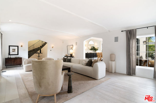 338 S Highland Avenue, Los Angeles CA: https://media.crmls.org/mediaz/2078ead0-f600-4ddc-92ad-636bb27e62eb.jpg