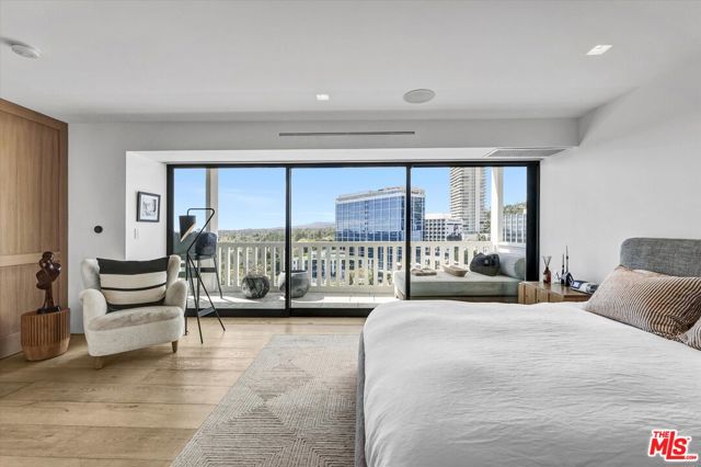 999 N Doheny Drive, West Hollywood CA: https://media.crmls.org/mediaz/20794681-7c92-425c-ad86-ec58e39a9217.jpg