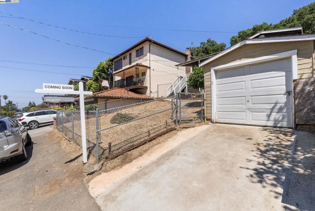 25910 Westview Way, Hayward CA: https://media.crmls.org/mediaz/207abe42-8b13-4c60-b0e2-c32e3da224c1.jpg