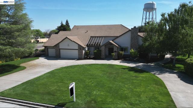 27000 S Hillview St, Tracy CA: https://media.crmls.org/mediaz/207b0b2b-e639-4150-904c-bf81bef83891.jpg