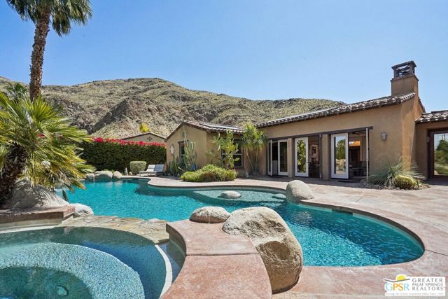 1070 Bella Vista, Palm Springs CA: https://media.crmls.org/mediaz/207c5039-dc33-418a-8d74-eeb0905b3868.jpg