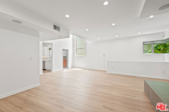 900 N West Knoll Drive, West Hollywood CA: https://media.crmls.org/mediaz/207c89ce-83c4-4ac9-9dbe-172a16ffe533.jpg