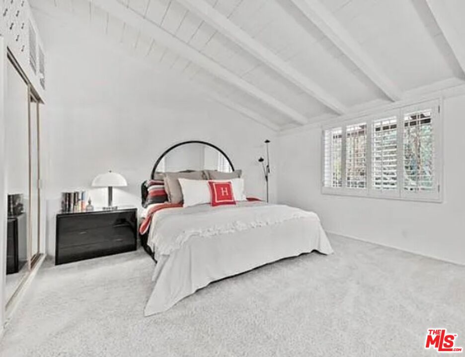 https://media.crmls.org/mediaz/207d22fa-3ba3-4da9-9bc4-5bffb13d62f4.jpg?preset=X-Large