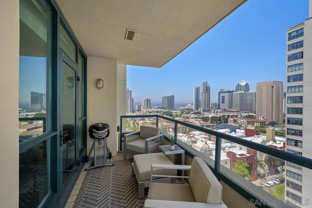 555 Front St, San Diego CA: https://media.crmls.org/mediaz/207f10ab-e748-4ca0-acbf-2b34022fb954.jpg