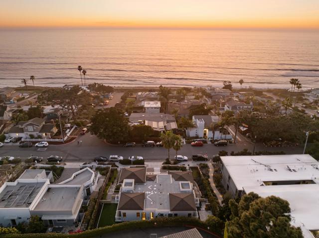 Detail Gallery Image 2 of 36 For 611 Stratford Ct, Del Mar,  CA 92014 - 2 Beds | 3/1 Baths