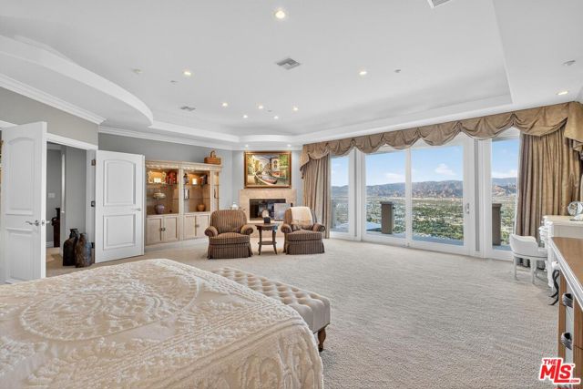 7833 Torreyson Drive, Los Angeles CA: https://media.crmls.org/mediaz/207f583e-ff75-4c1f-bcf8-1a3dc5188212.jpg