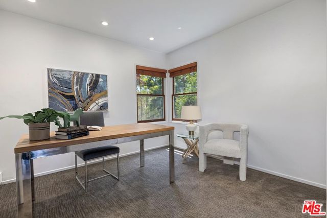 3201 Maplewood Avenue, Los Angeles CA: https://media.crmls.org/mediaz/207ffbbe-e2af-40b6-a4dc-13ec89d52855.jpg