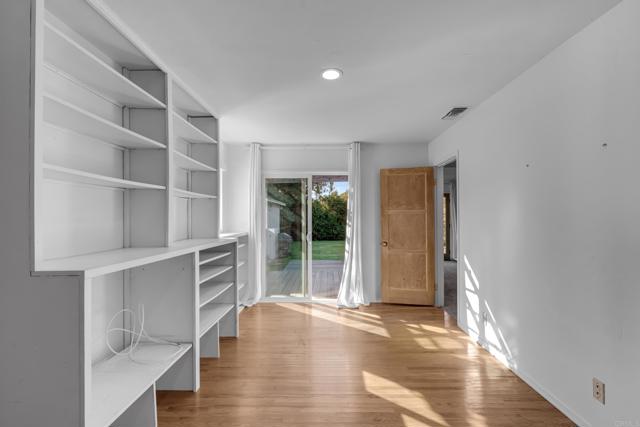 1715 Cedar St, Santa Monica CA: https://media.crmls.org/mediaz/2080402e-e736-4c23-bb49-0ffcb229cb64.jpg