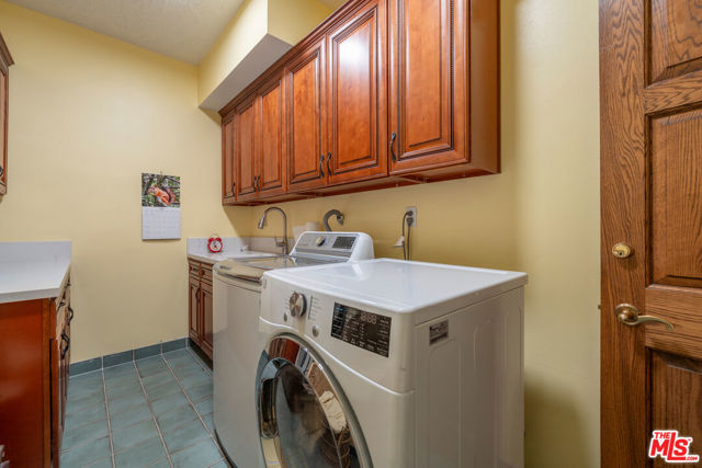 1242 Angelo Drive, Beverly Hills CA: https://media.crmls.org/mediaz/20806a4b-1f46-4fd3-a1fe-8b37936cd20a.jpg