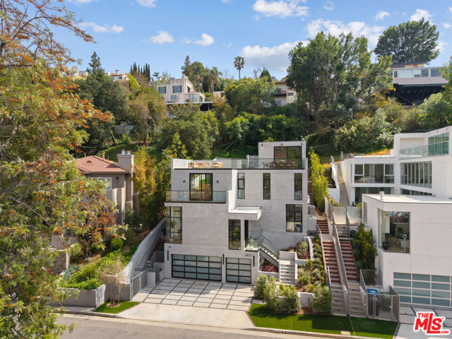 3670 Buena Park Drive, Studio City CA: https://media.crmls.org/mediaz/208085eb-d122-420e-b53f-1270c9f5ba4a.jpg