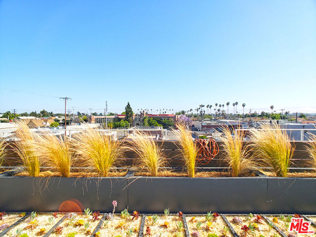1229 S Kingsley Drive, Los Angeles CA: https://media.crmls.org/mediaz/208122c6-a89f-4460-ba3e-067519b1dc6d.jpg