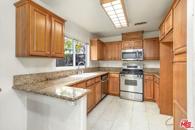 18806 Hatteras Street, Tarzana CA: https://media.crmls.org/mediaz/20842c2c-0291-47a3-997c-b7408a6669ef.jpg
