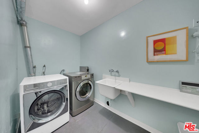 1331 Roxbury Drive, Los Angeles CA: https://media.crmls.org/mediaz/20853efc-8e02-4c93-8373-452a8fadfce6.jpg