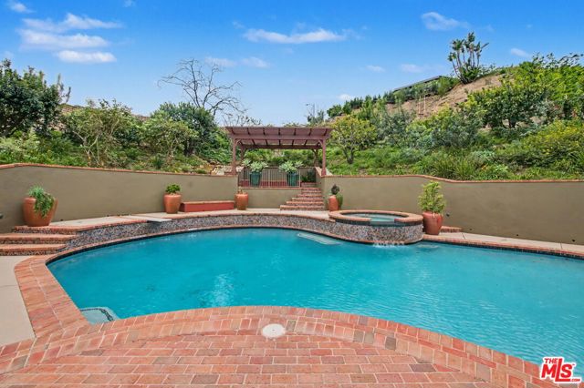 1305 Duende Lane, Pacific Palisades CA: https://media.crmls.org/mediaz/20854e24-c320-4ee5-9341-b4f348e4d045.jpg
