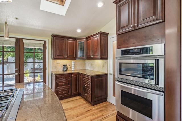 2335 Tunnel Rd, Oakland CA: https://media.crmls.org/mediaz/20859168-9bb9-4f0b-a128-91fd2c1d8c30.jpg