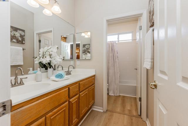261 Kelley Mist Ct, Tracy CA: https://media.crmls.org/mediaz/20864a45-444f-430e-b9f3-63d65777f796.jpg