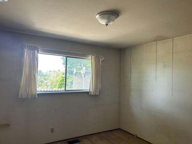 18393 Pepper St, Castro Valley CA: https://media.crmls.org/mediaz/2086abd6-9c3b-4260-8831-8233af81db58.jpg