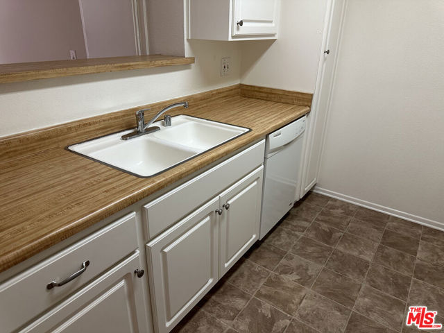 4248 Whitsett Avenue, Studio City CA: https://media.crmls.org/mediaz/20878b0a-8d6a-4675-98b3-7d7d8bb78a83.jpg